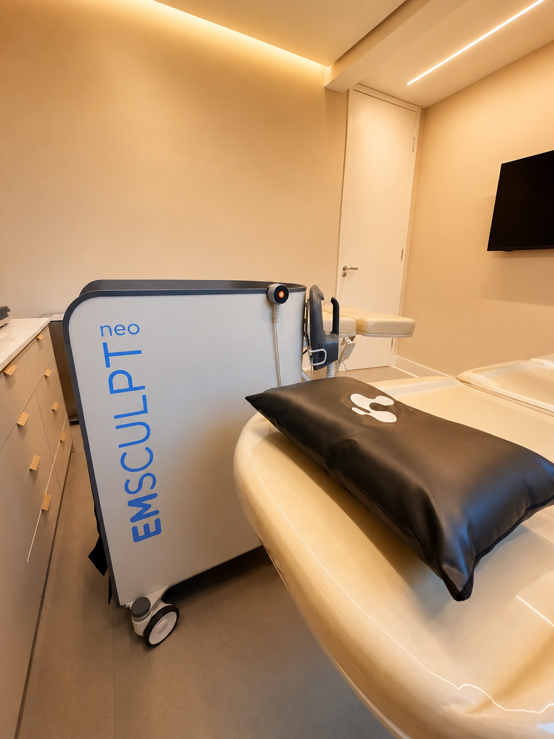 Sala com equipamento Emsculpt Neo